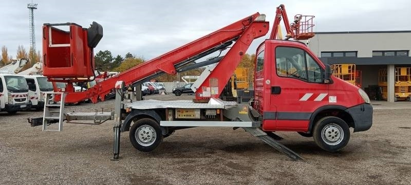 Iveco Daily Isoli PT165 - 16,5 m - Camión con plataforma elevadora: foto 4 Iveco Daily Isoli PT165 - 16,5 m - Camión con plataforma elevadora: foto 4
