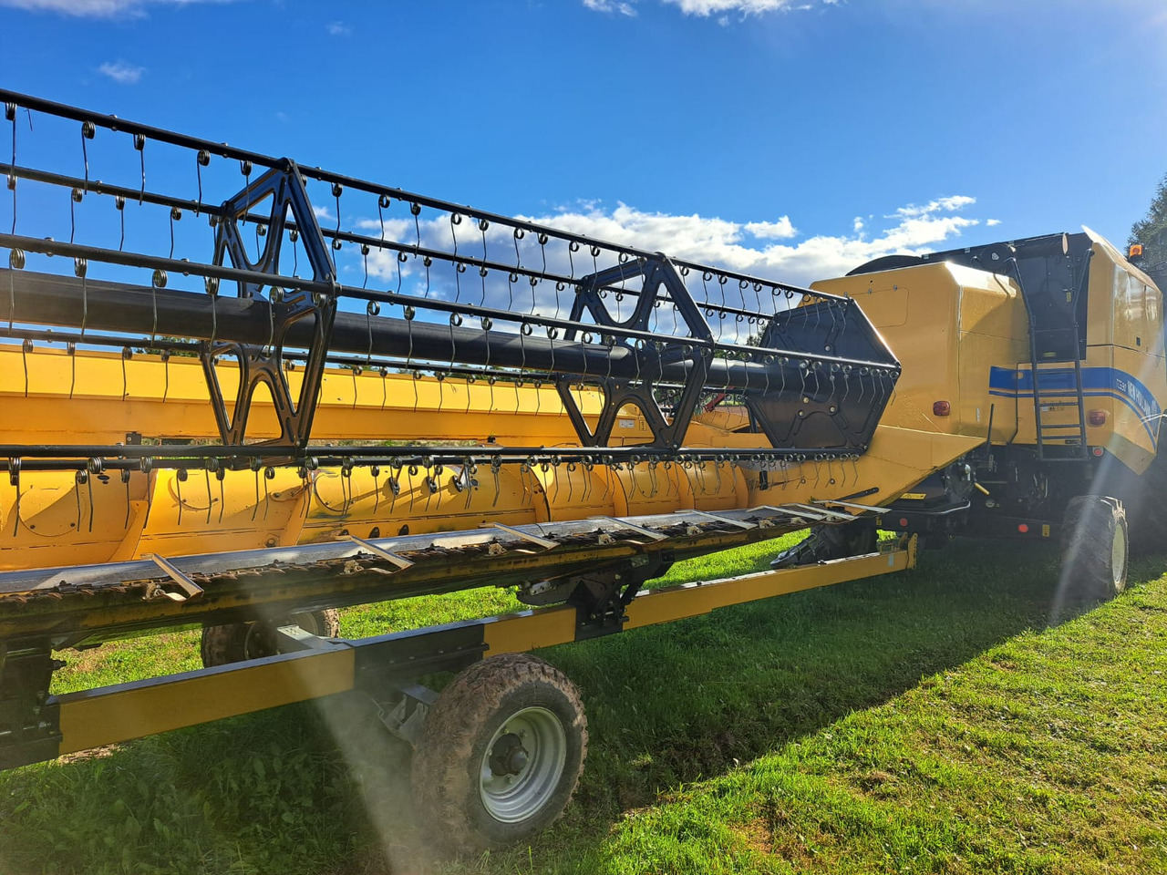 NEW HOLLAND TC 5.90 - Cosechadora de granos: foto 3 NEW HOLLAND TC 5.90 - Cosechadora de granos: foto 3