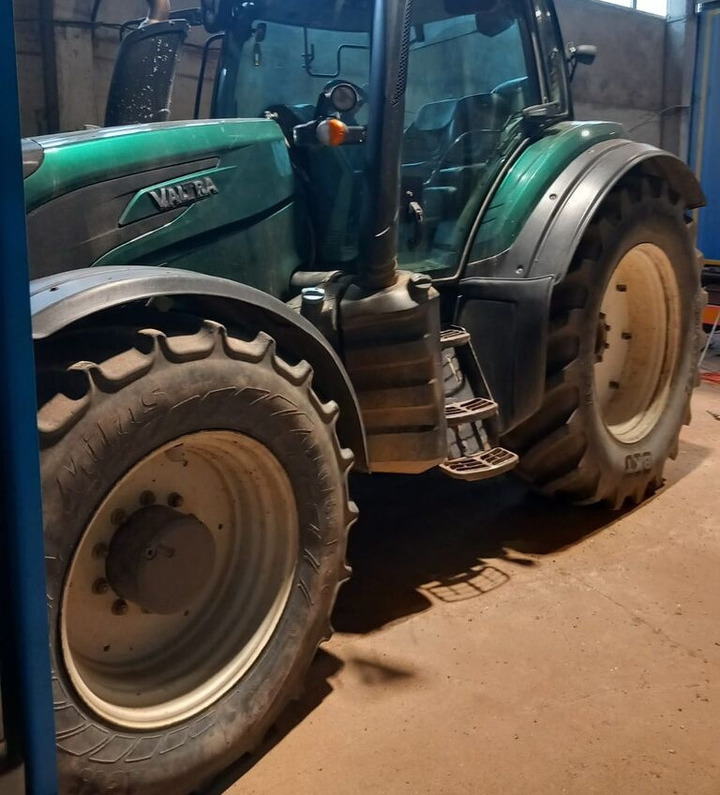 Valtra T214 A - Tractor: foto 1 Valtra T214 A - Tractor: foto 1