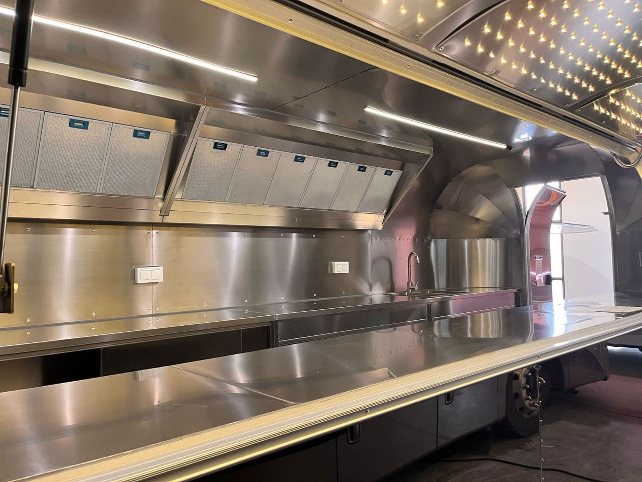 Esselmann Delistar Foodtruck 6000 ähn. Airstream - Remolque venta ambulante: foto 4 Esselmann Delistar Foodtruck 6000 ähn. Airstream - Remolque venta ambulante: foto 4