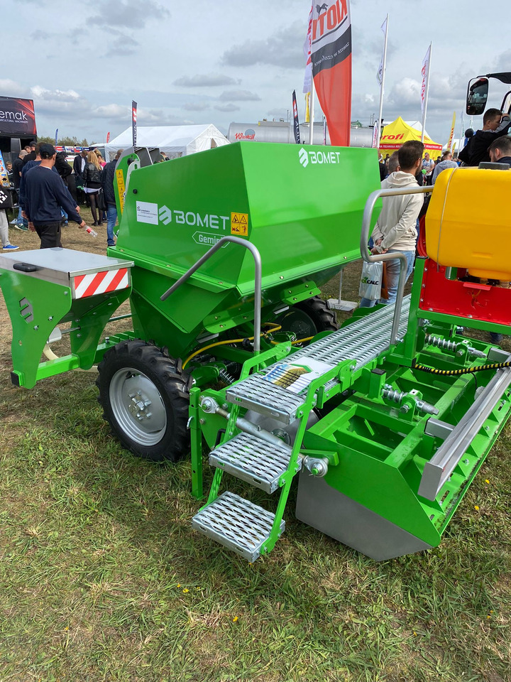 Bomet Kartoffelpflanzmaschine / Potato planter / Planteuse de pomme de terre / Piantapatate / Sadzarka ziemniaków - Plantadora de patatas: foto 4 Bomet Kartoffelpflanzmaschine / Potato planter / Planteuse de pomme de terre / Piantapatate / Sadzarka ziemniaków - Plantadora de patatas: foto 4
