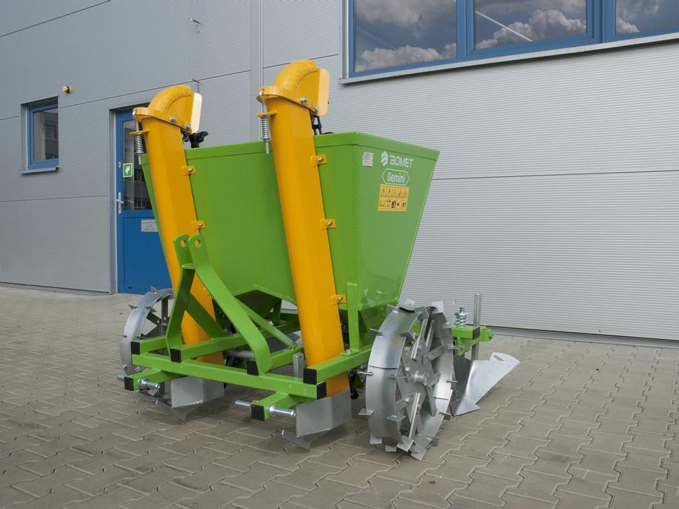 Bomet Kartoffelpflanzmaschine / Potato planter / Planteuse de pomme de terre / Piantapatate / Sadzarka ziemniaków - Plantadora de patatas: foto 1 Bomet Kartoffelpflanzmaschine / Potato planter / Planteuse de pomme de terre / Piantapatate / Sadzarka ziemniaków - Plantadora de patatas: foto 1