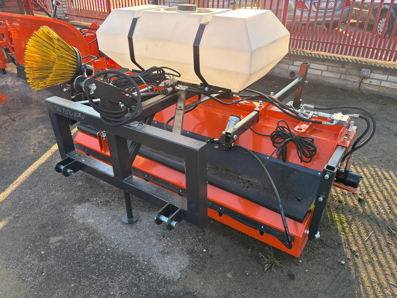 METAL-TECHNIK Kehrmaschine / Sweeper / Balayeuse / Spazzolatrice / Подметательно-уборочная машина / Zamiatarka 2 m - Barredora cucharón para Cargador frontal para tractor: foto 5 METAL-TECHNIK Kehrmaschine / Sweeper / Balayeuse / Spazzolatrice / Подметательно-уборочная машина / Zamiatarka 2 m - Barredora cucharón para Cargador frontal para tractor: foto 5