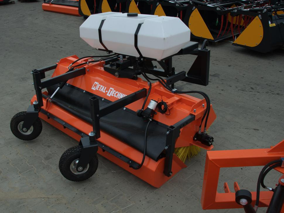 METAL-TECHNIK Kehrmaschine / Sweeper / Balayeuse / Spazzolatrice / Подметательно-уборочная машина / Zamiatarka 2 m - Barredora cucharón para Cargador frontal para tractor: foto 4 METAL-TECHNIK Kehrmaschine / Sweeper / Balayeuse / Spazzolatrice / Подметательно-уборочная машина / Zamiatarka 2 m - Barredora cucharón para Cargador frontal para tractor: foto 4