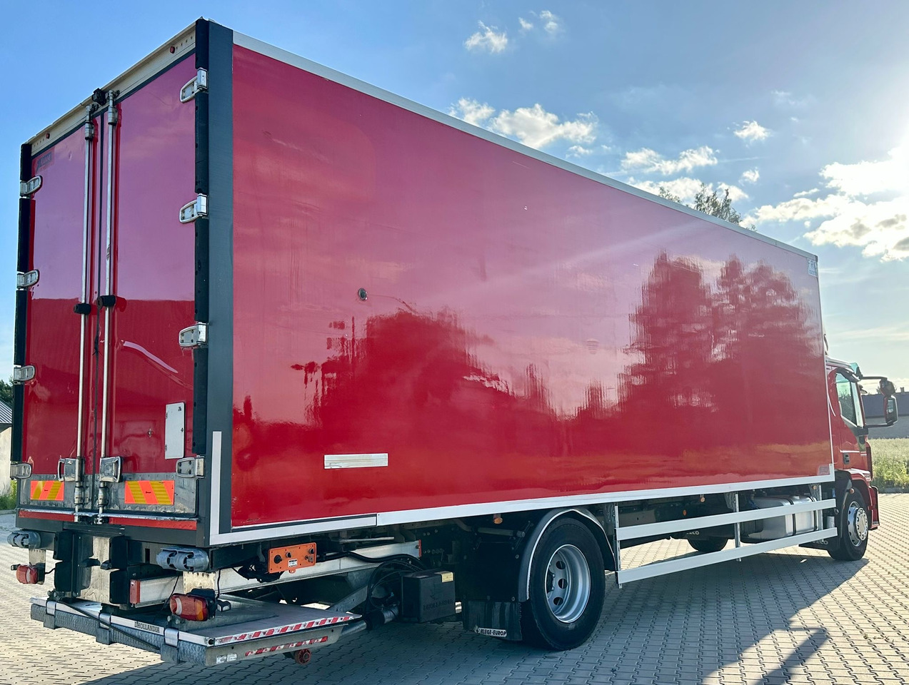 IVECO EUROCARGO 180-320 / CHŁODNIA / WINDA / 21 PALET / 8.5 M DŁUGOŚCI / CARRIER / SYPIALKA / EURO 6 - Camión frigorífico: foto 4 IVECO EUROCARGO 180-320 / CHŁODNIA / WINDA / 21 PALET / 8.5 M DŁUGOŚCI / CARRIER / SYPIALKA / EURO 6 - Camión frigorífico: foto 4