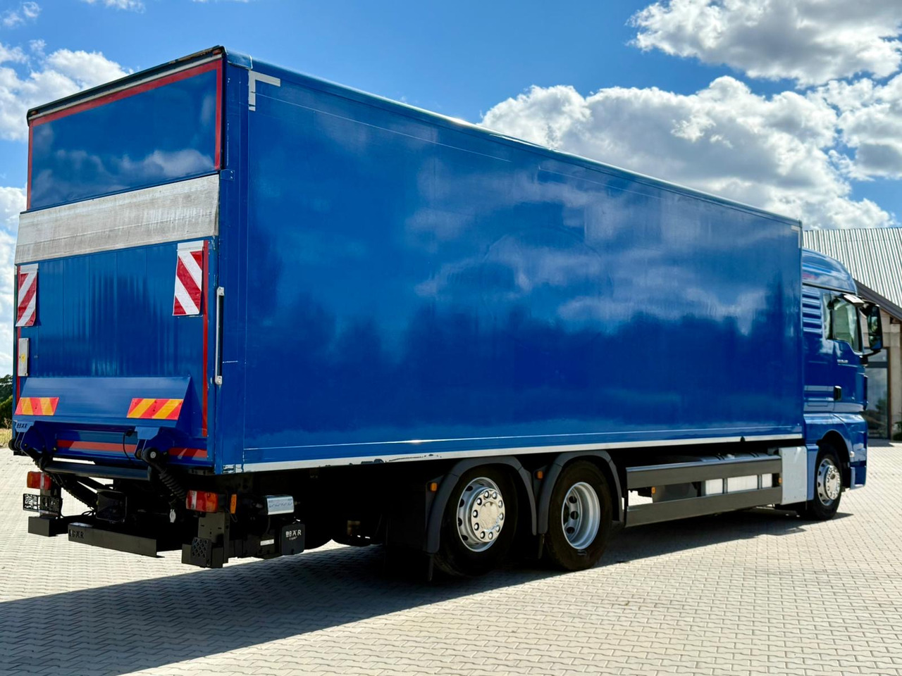MAN TGX 26.420 / KONTENER / WINDA / 8.5 M DŁUGOŚCI / 21 EUROPALET / 6x2 / 3 OŚ PODNOSZONA I SKRĘTNA / ŁADOWNOŚĆ 14 415 KG / 2018 ROK / Z NIEMIEC - Camión caja cerrada: foto 3 MAN TGX 26.420 / KONTENER / WINDA / 8.5 M DŁUGOŚCI / 21 EUROPALET / 6x2 / 3 OŚ PODNOSZONA I SKRĘTNA / ŁADOWNOŚĆ 14 415 KG / 2018 ROK / Z NIEMIEC - Camión caja cerrada: foto 3