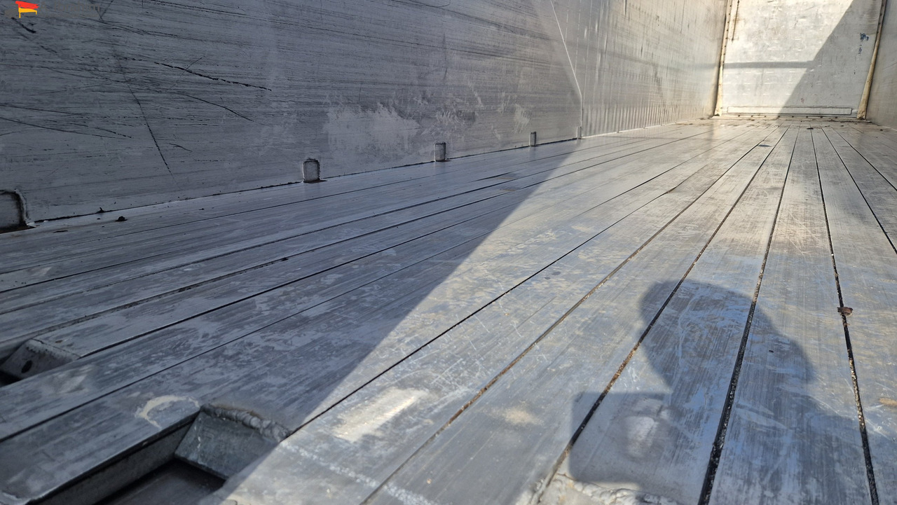 Schmitz SW 24 Schubboden, Liftachse,Ersatzradhalterung Kabelfernbedienung, Trichter - Semirremolque piso movil: foto 2 Schmitz SW 24 Schubboden, Liftachse,Ersatzradhalterung Kabelfernbedienung, Trichter - Semirremolque piso movil: foto 2