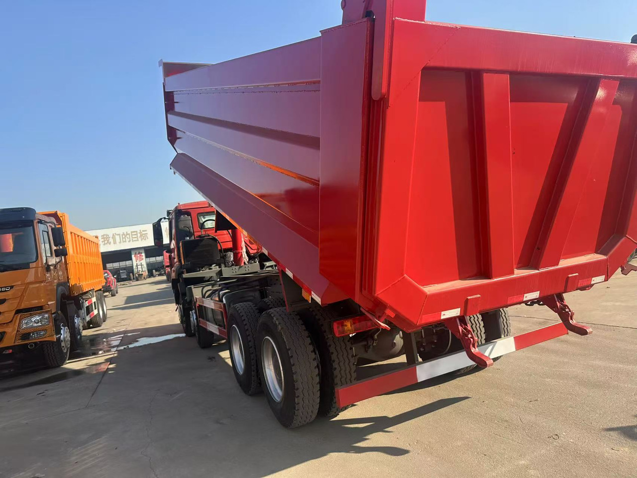 Howo HAOHAN DUMP TRUCK 8X4 - Camión volquete: foto 4 Howo HAOHAN DUMP TRUCK 8X4 - Camión volquete: foto 4