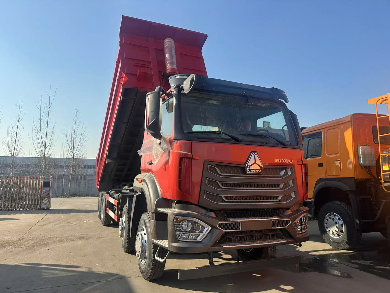 Howo HAOHAN DUMP TRUCK 8X4 - Camión volquete: foto 1 Howo HAOHAN DUMP TRUCK 8X4 - Camión volquete: foto 1