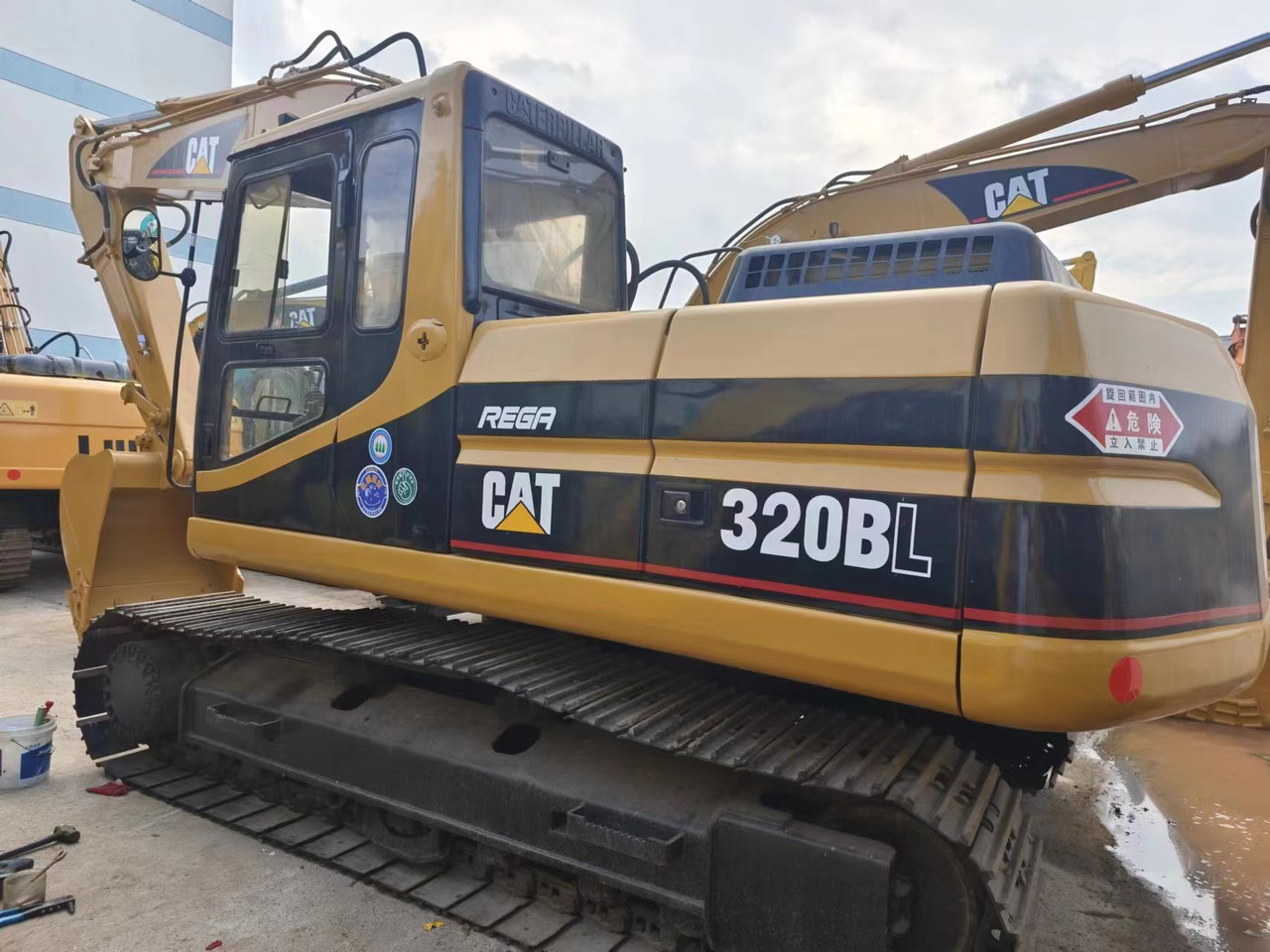 CATERPILLAR CAT 320BL - Excavadora de cadenas: foto 1 CATERPILLAR CAT 320BL - Excavadora de cadenas: foto 1