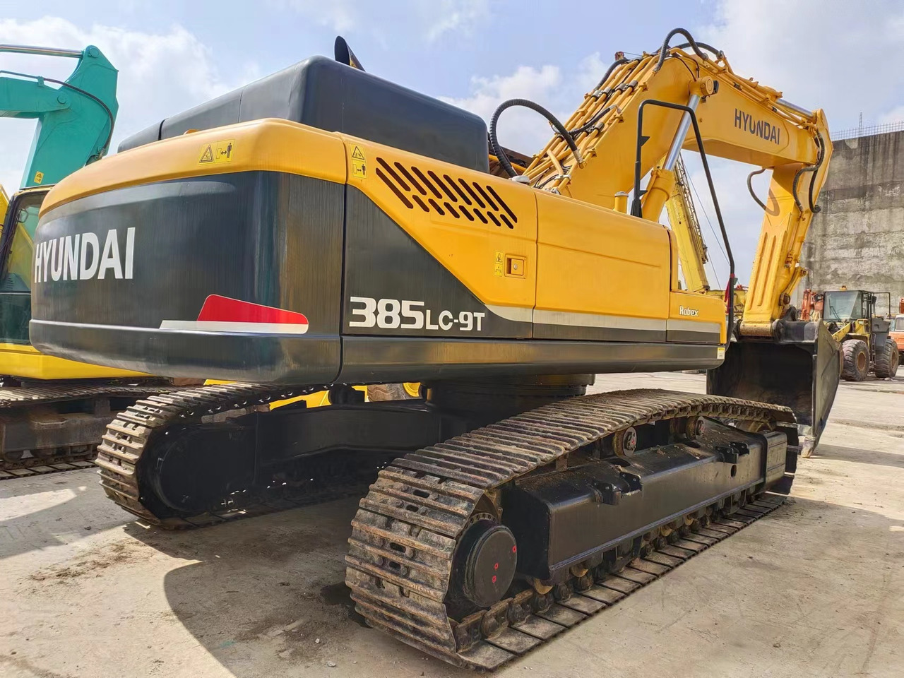 HYUNDAI R385LC-9T R305 R220 - Excavadora de cadenas: foto 1 HYUNDAI R385LC-9T R305 R220 - Excavadora de cadenas: foto 1