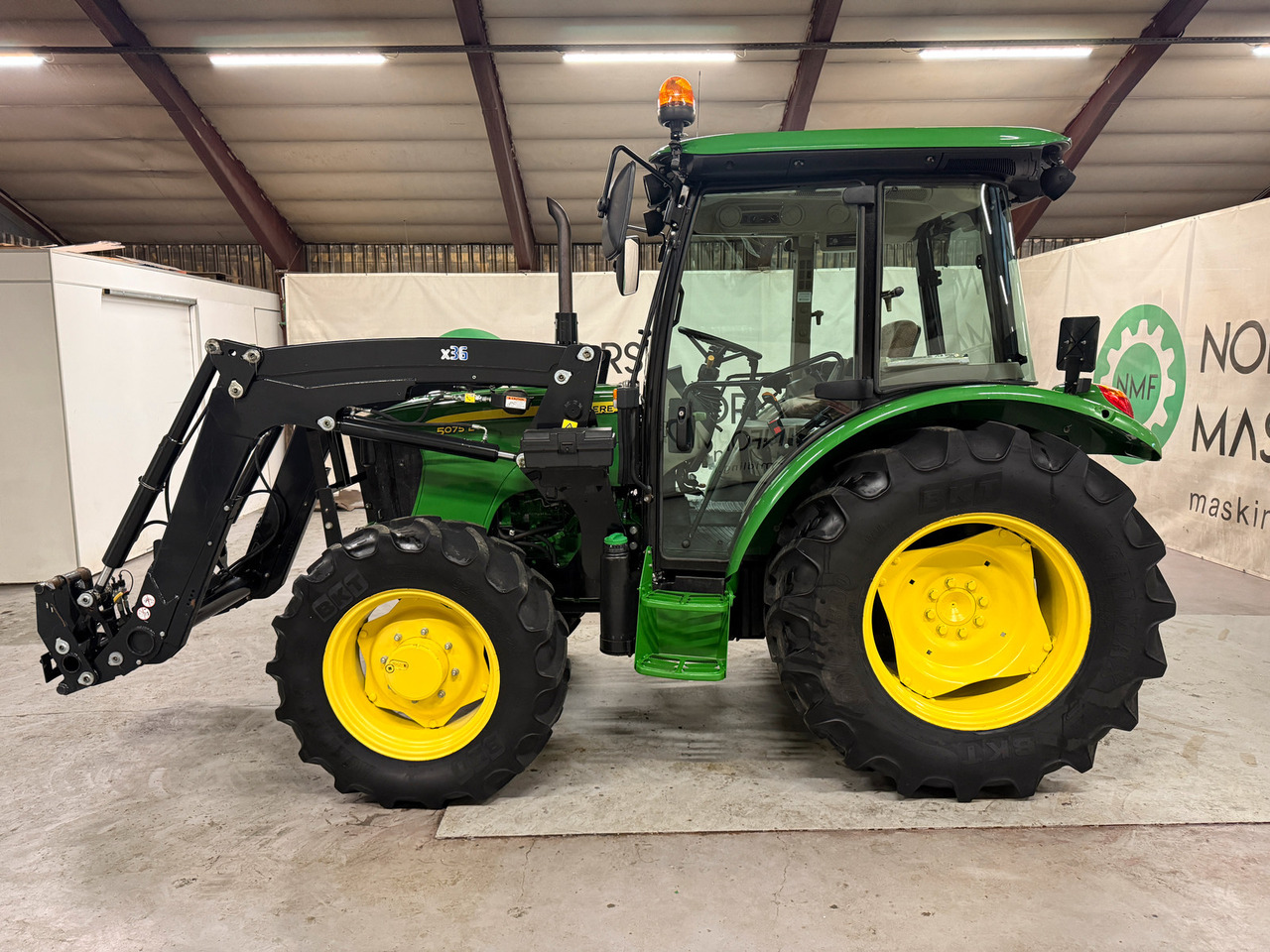 John Deere 5075E - Tractor: foto 2 John Deere 5075E - Tractor: foto 2