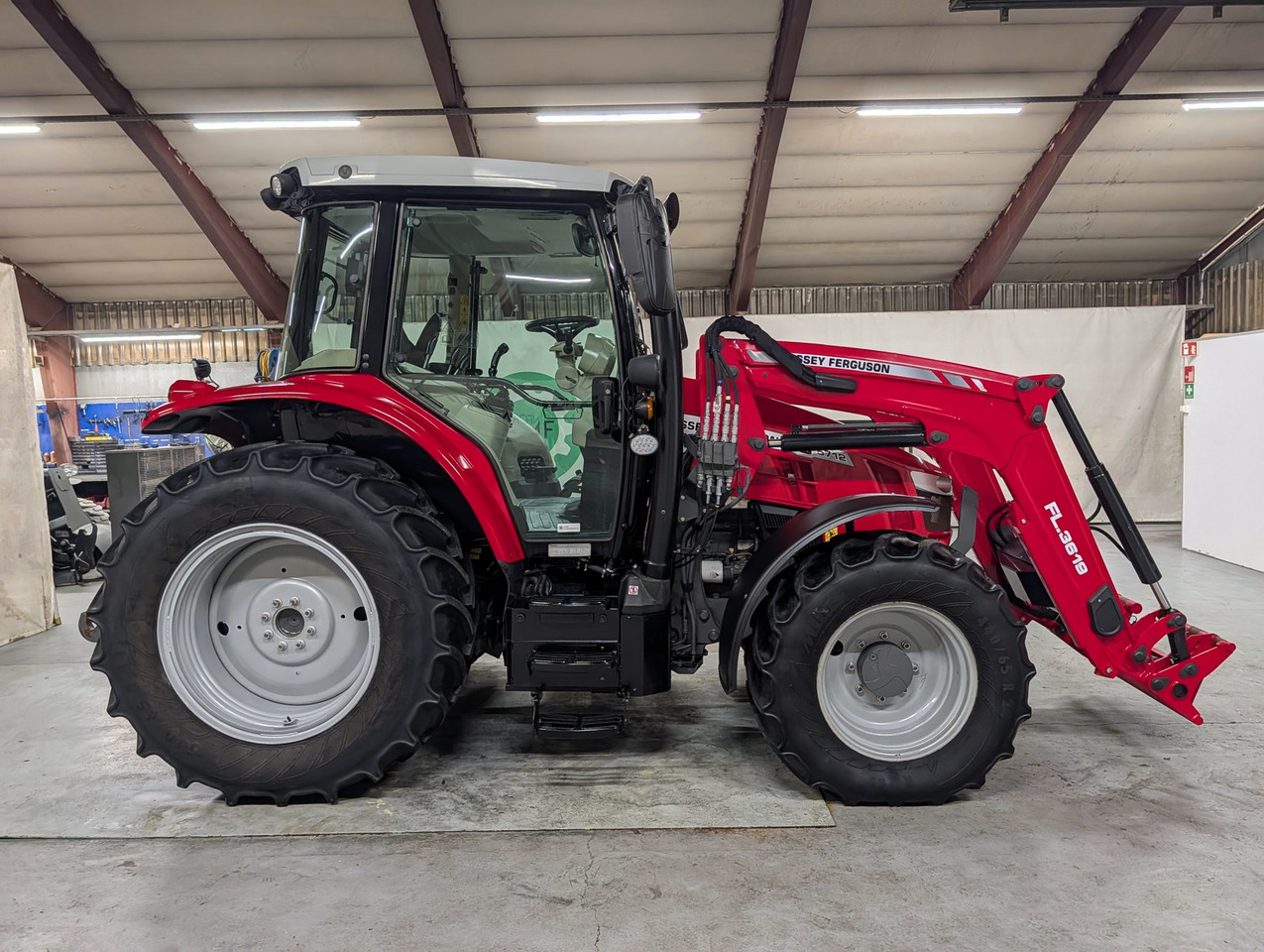 Tractor Massey Ferguson 5712S: foto 6