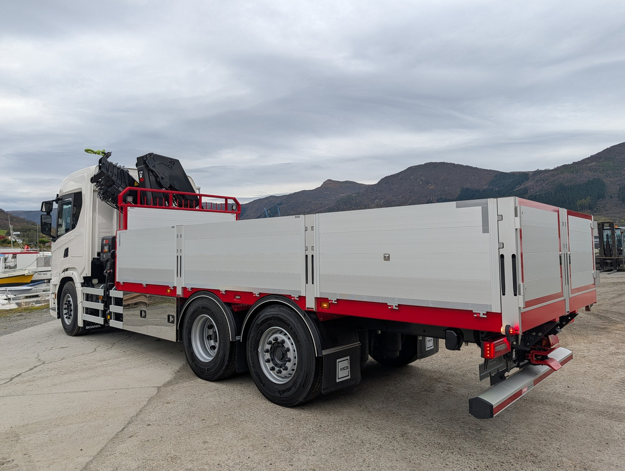 Scania G420 6x2 med HIAB 232-E5 Hipro og MCE påbygg - Camión caja abierta, Camión grúa: foto 4 Scania G420 6x2 med HIAB 232-E5 Hipro og MCE påbygg - Camión caja abierta, Camión grúa: foto 4