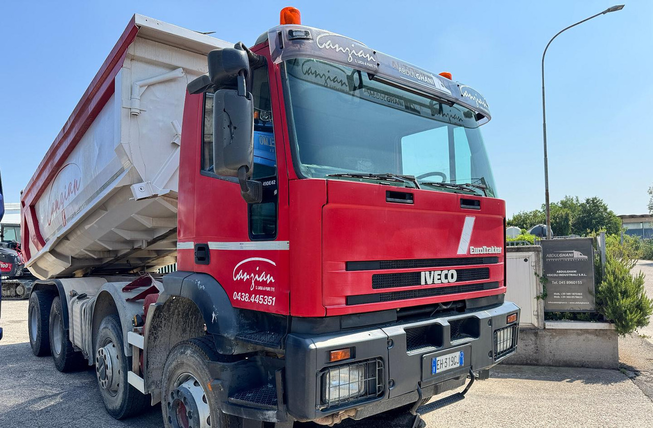 Camión volquete IVECO TRAKKER 420 - 8X4: foto 1