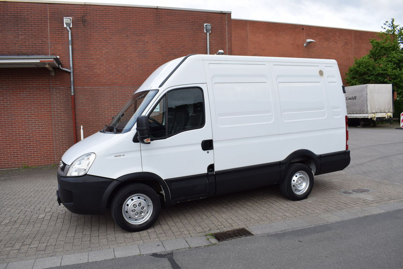Iveco Daily 35 S 14L2H2 AHK Regale Standheizung - Furgón: foto 2 Iveco Daily 35 S 14L2H2 AHK Regale Standheizung - Furgón: foto 2