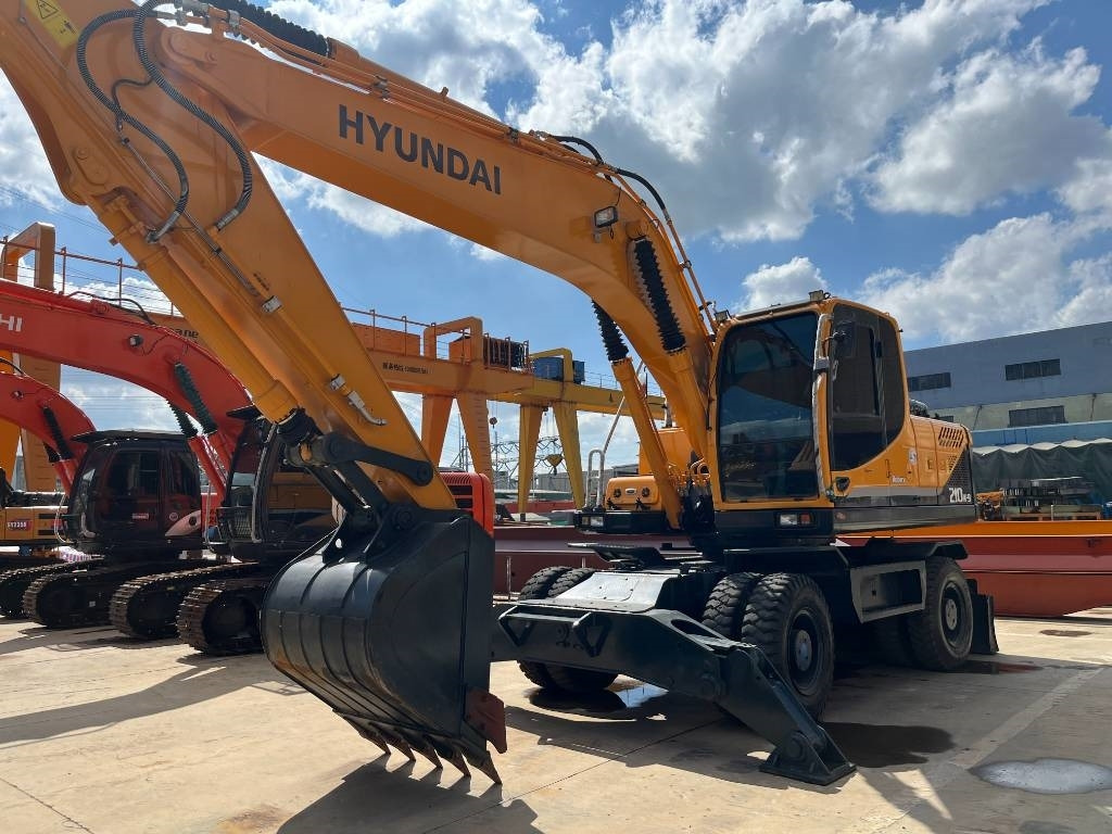 Hyundai R210W - Excavadora de ruedas: foto 2 Hyundai R210W - Excavadora de ruedas: foto 2