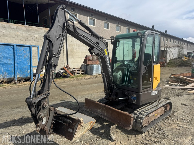 2013 Volvo ECR25D gravemaskin med 3 skuffer - Miniexcavadora: foto 4 2013 Volvo ECR25D gravemaskin med 3 skuffer - Miniexcavadora: foto 4