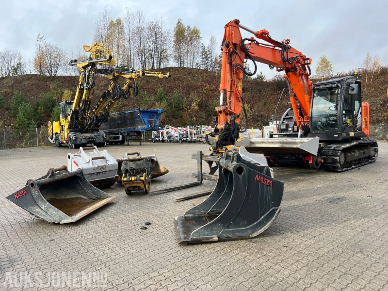 2015 Hitachi ZX135-US Rail maskin med henger, tilt, klype, 6 skuffer, klype - Excavadora: foto 1 2015 Hitachi ZX135-US Rail maskin med henger, tilt, klype, 6 skuffer, klype - Excavadora: foto 1