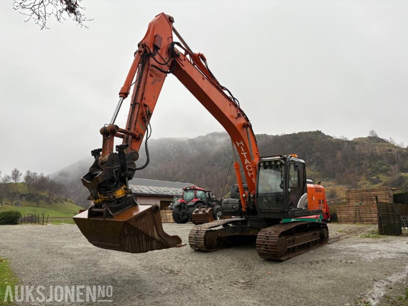 2016 Hitachi ZX210LC-5B med Engcon tiltrotator, planeringsskuffe og Gjerstad graveskuff - Excavadora: foto 1 2016 Hitachi ZX210LC-5B med Engcon tiltrotator, planeringsskuffe og Gjerstad graveskuff - Excavadora: foto 1