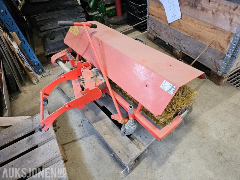 2016 Kova LH1200, feiekost/feievals– Til Husqvarna Rider hagetraktor/klipper - Barredora cucharón: foto 1 2016 Kova LH1200, feiekost/feievals– Til Husqvarna Rider hagetraktor/klipper - Barredora cucharón: foto 1