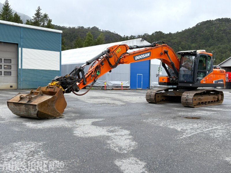 Excavadora 2018 Doosan DX180LC-5 - 6 381 timer - tiltrotator - 2 skuffer - sertifisert: foto 1