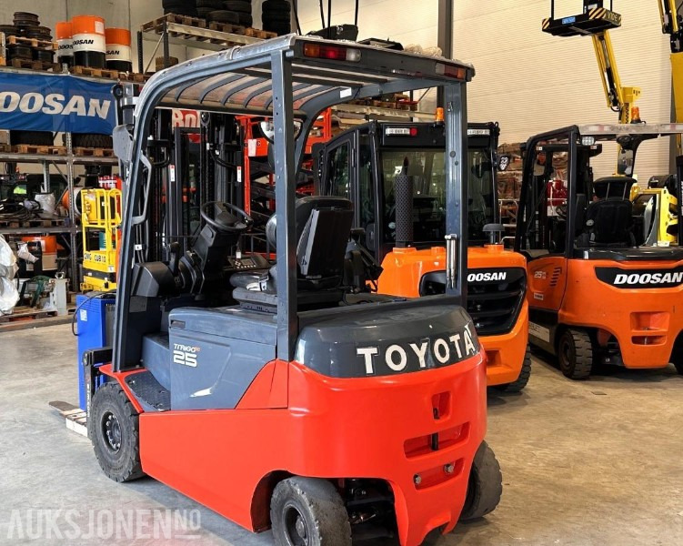 2014 Toyota 8FBMKT25 – 2,5T elektrisk gaffeltruck - Equipo de manutención: foto 2 2014 Toyota 8FBMKT25 – 2,5T elektrisk gaffeltruck - Equipo de manutención: foto 2