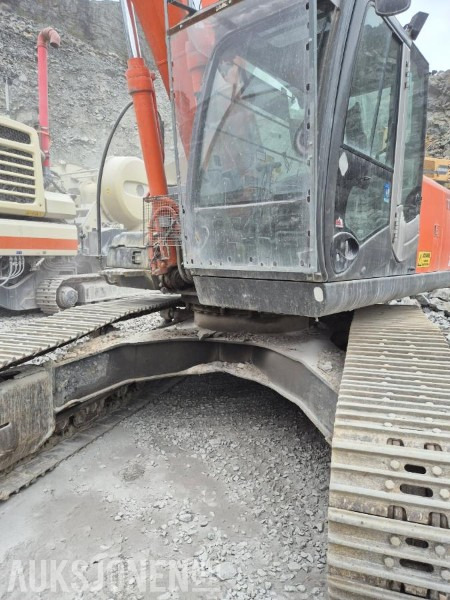Hitachi ZX280LC Ny motor 2.500 timer siden, nye belter 1.000timer siden , Sentralsmøring, hurtigkobling, 11.600 arbeidstimer, 1 skuffe - Excavadora: foto 2 Hitachi ZX280LC Ny motor 2.500 timer siden, nye belter 1.000timer siden , Sentralsmøring, hurtigkobling, 11.600 arbeidstimer, 1 skuffe - Excavadora: foto 2