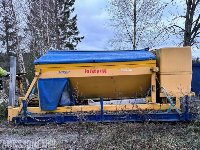 2011 FALKÖPING C5 SANDSPREDER 5.0 M³ MED VÆSKETANK - Implemento para Maquinaria de construcción: foto 2 2011 FALKÖPING C5 SANDSPREDER 5.0 M³ MED VÆSKETANK - Implemento para Maquinaria de construcción: foto 2