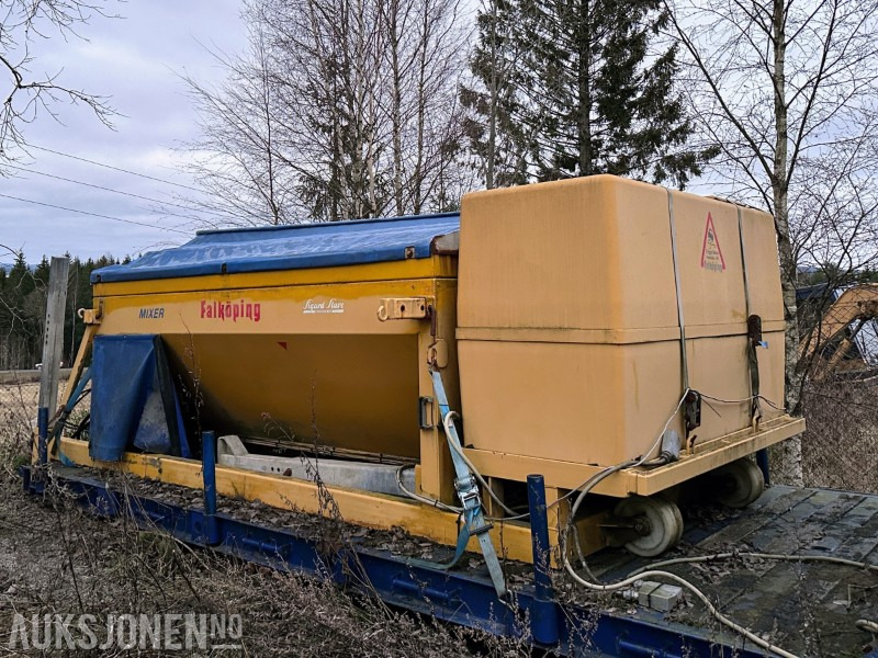 2011 FALKÖPING C5 SANDSPREDER 5.0 M³ MED VÆSKETANK - Implemento para Maquinaria de construcción: foto 1 2011 FALKÖPING C5 SANDSPREDER 5.0 M³ MED VÆSKETANK - Implemento para Maquinaria de construcción: foto 1