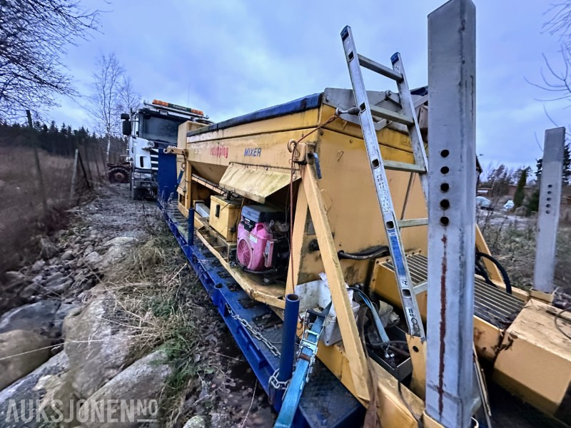 2011 FALKÖPING C5 SANDSPREDER 5.0 M³ MED VÆSKETANK - Implemento para Maquinaria de construcción: foto 4 2011 FALKÖPING C5 SANDSPREDER 5.0 M³ MED VÆSKETANK - Implemento para Maquinaria de construcción: foto 4