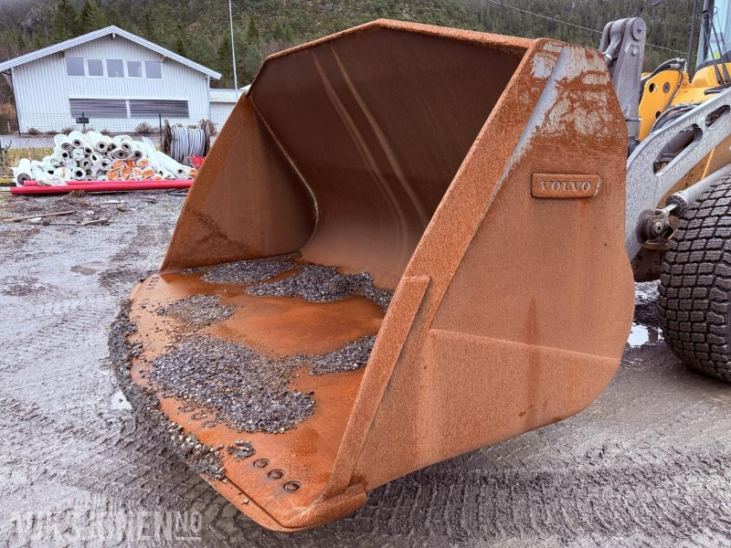 2014 Volvo Skuffe m/Stor BM hurtigfeste og slitedel - Rep.objekt - Implemento para Maquinaria de construcción: foto 1 2014 Volvo Skuffe m/Stor BM hurtigfeste og slitedel - Rep.objekt - Implemento para Maquinaria de construcción: foto 1