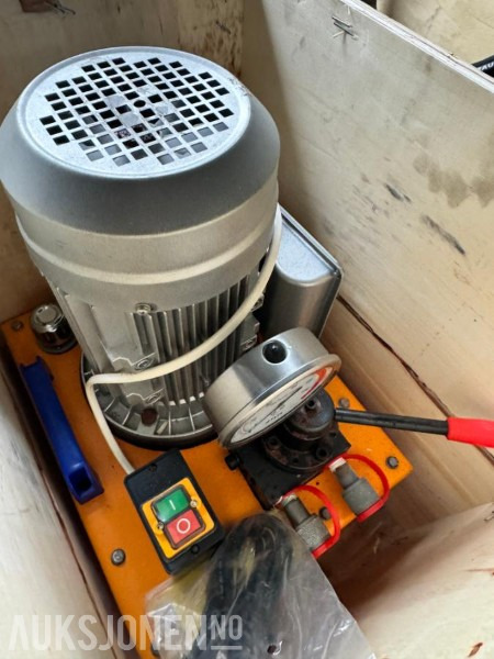 2024 Mobil boltpresse med hydraulikkaggregat - 70 tonns kapasitet - 220V med div. verktøy - Ubrukt - Implemento para Maquinaria de construcción: foto 3 2024 Mobil boltpresse med hydraulikkaggregat - 70 tonns kapasitet - 220V med div. verktøy - Ubrukt - Implemento para Maquinaria de construcción: foto 3