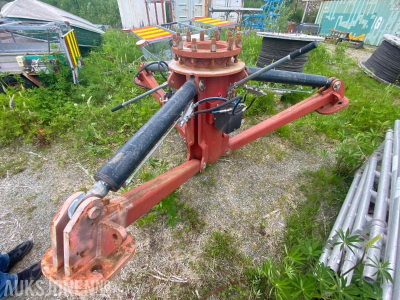 Hydraulisk 3 punkts fot for feste av kran - Implemento para Maquinaria de construcción: foto 2 Hydraulisk 3 punkts fot for feste av kran - Implemento para Maquinaria de construcción: foto 2