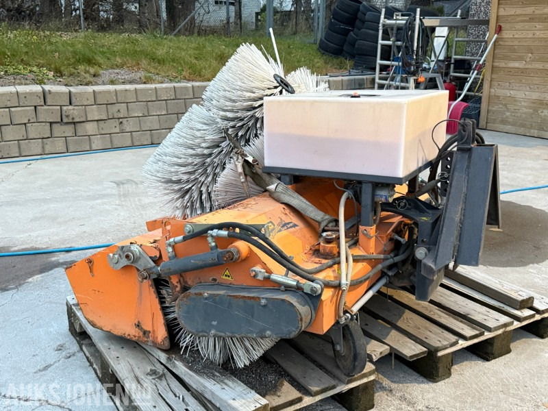 2007 Bema Kommunal-Dual feiekost med vanntank - Maquinaria agrícola: foto 2 2007 Bema Kommunal-Dual feiekost med vanntank - Maquinaria agrícola: foto 2