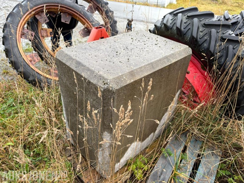 BETONGLODD TIL TRAKTOR / 1300KG - Maquinaria agrícola: foto 3 BETONGLODD TIL TRAKTOR / 1300KG - Maquinaria agrícola: foto 3