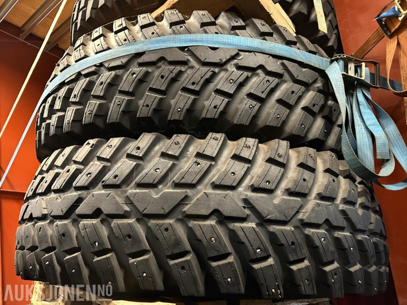 Maquinaria agrícola Piggdekksett til 900-serien – 620/80R42 + 480/80R34 – Klare for vinter: foto 1