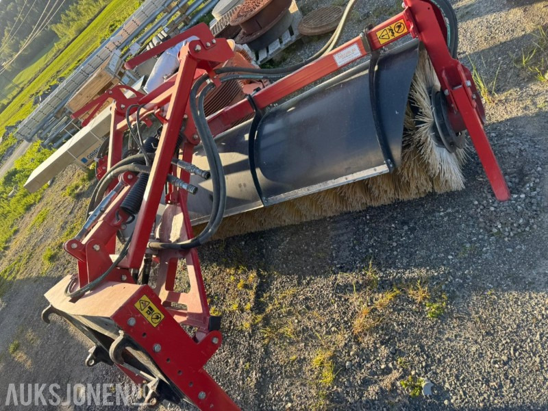 Tokvam - Hydraulisk feiekost med Eurofeste og triangelfeste - FK-21100 - Maquinaria agrícola: foto 1 Tokvam - Hydraulisk feiekost med Eurofeste og triangelfeste - FK-21100 - Maquinaria agrícola: foto 1