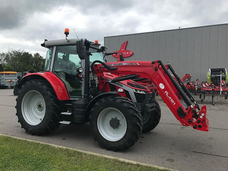 Massey Ferguson MF 5S.145 Dyna-6 "Efficient" - Tractor: foto 3 Massey Ferguson MF 5S.145 Dyna-6 "Efficient" - Tractor: foto 3