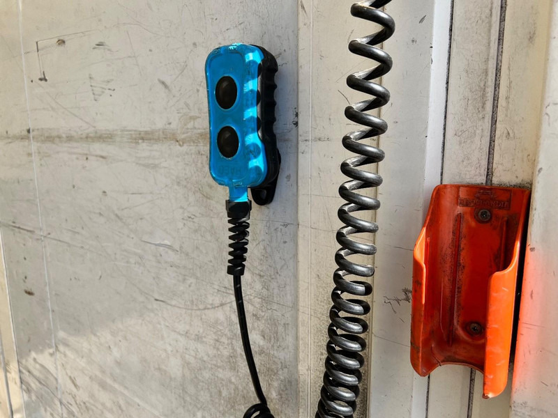 Camión caja cerrada Volvo FL 210 4x2 bakwagen Dhollandia 1500kg /: foto 12