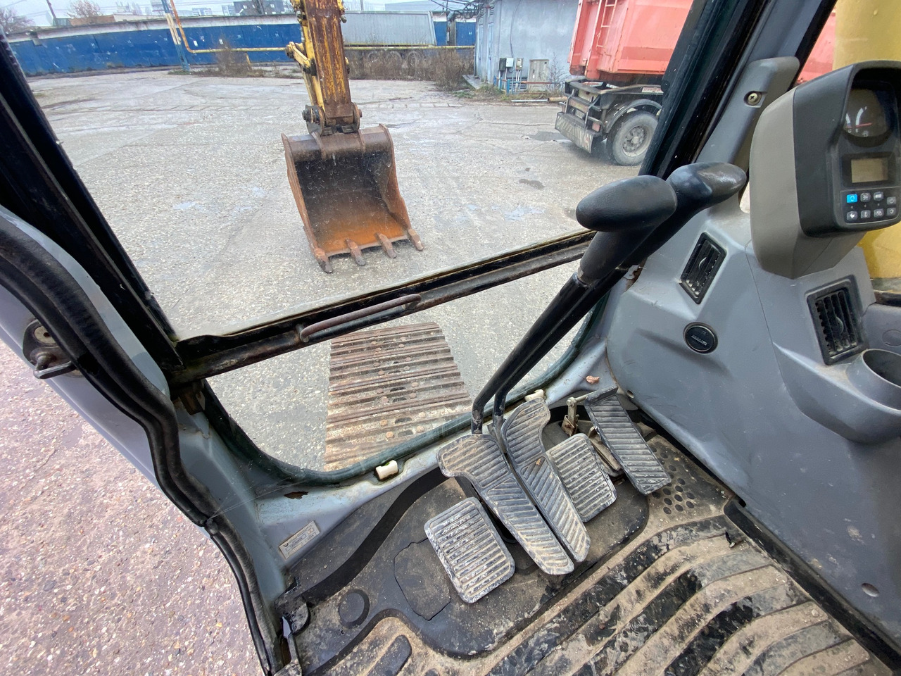 New Holland Kobelco E 215 22 T Klima - Excavadora de cadenas: foto 5 New Holland Kobelco E 215 22 T Klima - Excavadora de cadenas: foto 5