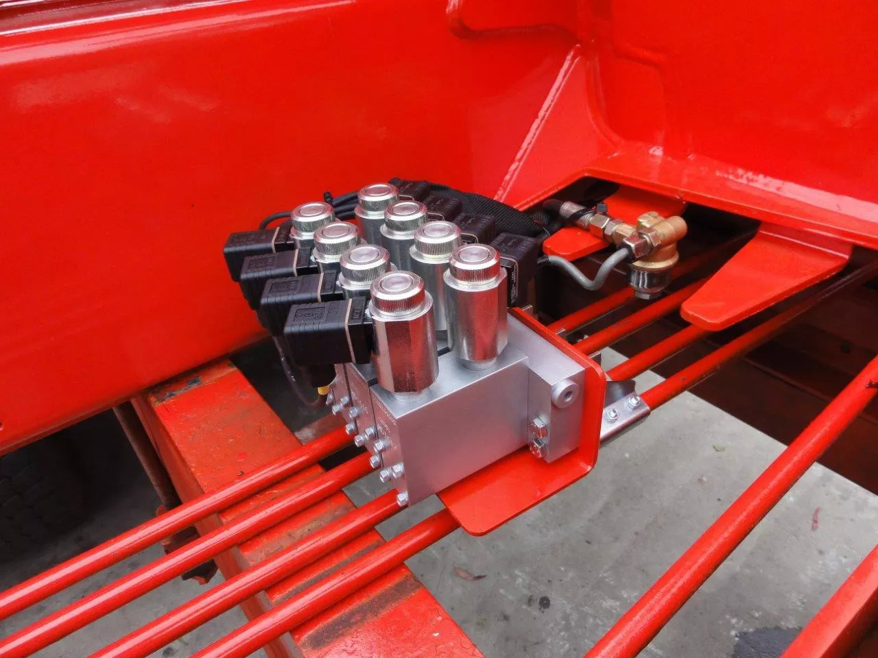 Actuator block MOD 10 for 6 function12/ 24VDC Retrofit Kit for crane with valve without solenoids Fassi Hiab Palfinger 12/24V - Maquinaria de construcción: foto 2 Actuator block MOD 10 for 6 function12/ 24VDC Retrofit Kit for crane with valve without solenoids Fassi Hiab Palfinger 12/24V - Maquinaria de construcción: foto 2