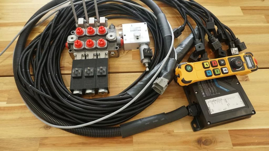 Monoblock hydraulic valve Galtech 3 sections 60 l/min 15 gpm 12 V + Remote radio Palfinger, Hiab, Fassi - Maquinaria de construcción: foto 1 Monoblock hydraulic valve Galtech 3 sections 60 l/min 15 gpm 12 V + Remote radio Palfinger, Hiab, Fassi - Maquinaria de construcción: foto 1