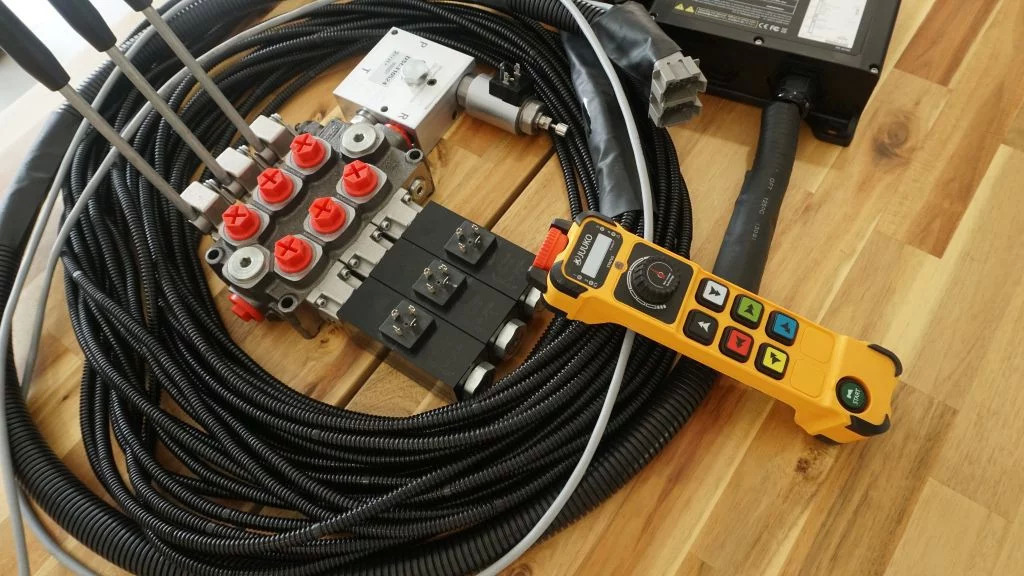Monoblock hydraulic valve Galtech 3 sections 60 l/min 15 gpm 12 V + Remote radio Palfinger, Hiab, Fassi - Maquinaria de construcción: foto 2 Monoblock hydraulic valve Galtech 3 sections 60 l/min 15 gpm 12 V + Remote radio Palfinger, Hiab, Fassi - Maquinaria de construcción: foto 2