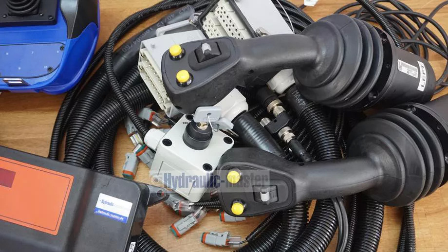 CanBus 2 joysticks with radio control Scanreco G3 12 V Forest crane for Palms Farma BMF KTS - Maquinaria forestal: foto 2 CanBus 2 joysticks with radio control Scanreco G3 12 V Forest crane for Palms Farma BMF KTS - Maquinaria forestal: foto 2