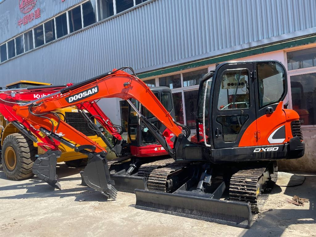 Doosan DX 60 - Excavadora de cadenas: foto 1 Doosan DX 60 - Excavadora de cadenas: foto 1