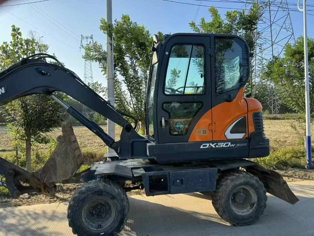Doosan DX60W - Excavadora de ruedas: foto 1 Doosan DX60W - Excavadora de ruedas: foto 1