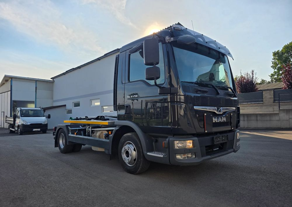 MAN TGL 12.250 nowe urządzenie hakowe SKIBICKI HKS 8/3300 ATEGO / TGM - Camión multibasculante: foto 1 MAN TGL 12.250 nowe urządzenie hakowe SKIBICKI HKS 8/3300 ATEGO / TGM - Camión multibasculante: foto 1