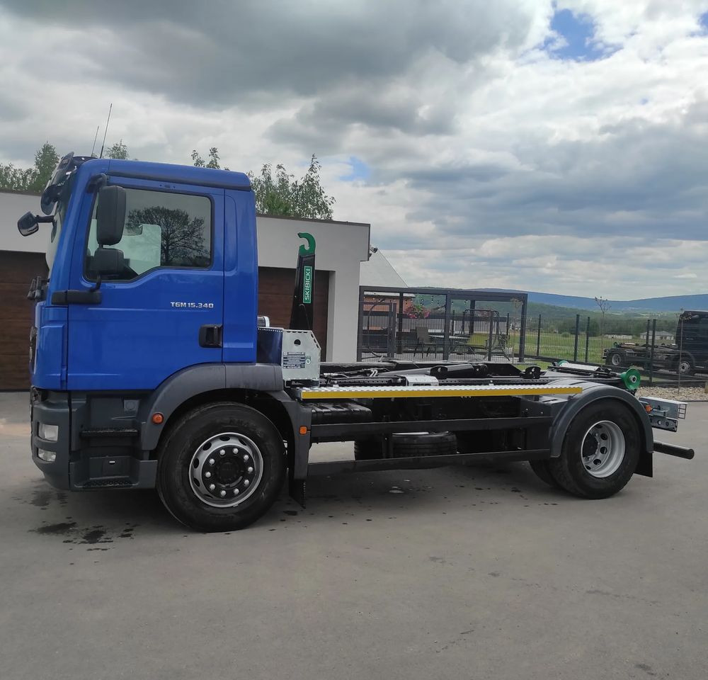 MAN TGM 18.340 urządzenie hakowe AXOR - Camión multibasculante: foto 1 MAN TGM 18.340 urządzenie hakowe AXOR - Camión multibasculante: foto 1