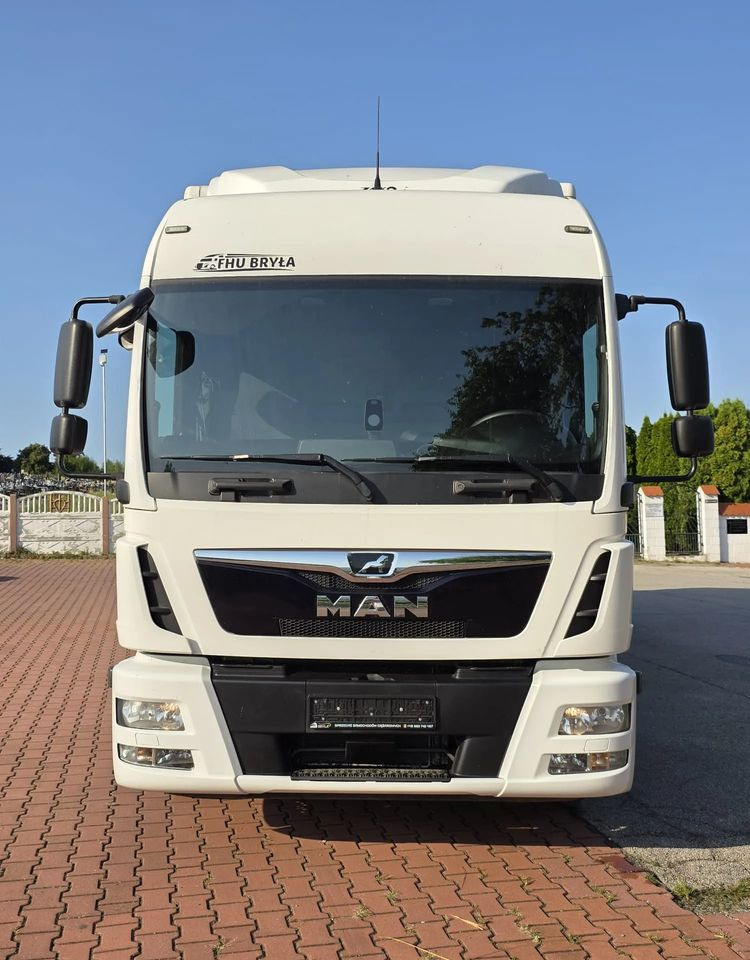 MAN TGL 12.250 / KONTENER / IZOTERMA / WINDA / 2019R / EURO 6 / PEŁEN SERWIS / 6 TON ŁADOWNOŚĆ / SPROWADZONY / ZADBANY / JAK NOWY / KSIĄŻKA SERWISOWA / E6 / 17 PALET - Camión caja cerrada: foto 3 MAN TGL 12.250 / KONTENER / IZOTERMA / WINDA / 2019R / EURO 6 / PEŁEN SERWIS / 6 TON ŁADOWNOŚĆ / SPROWADZONY / ZADBANY / JAK NOWY / KSIĄŻKA SERWISOWA / E6 / 17 PALET - Camión caja cerrada: foto 3